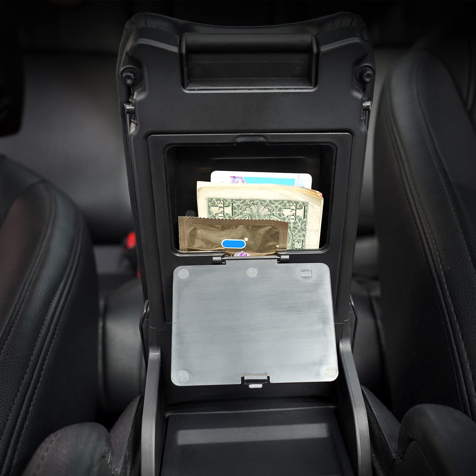 CarQiWireless durable ABS material withstands daily use in the Civic interior