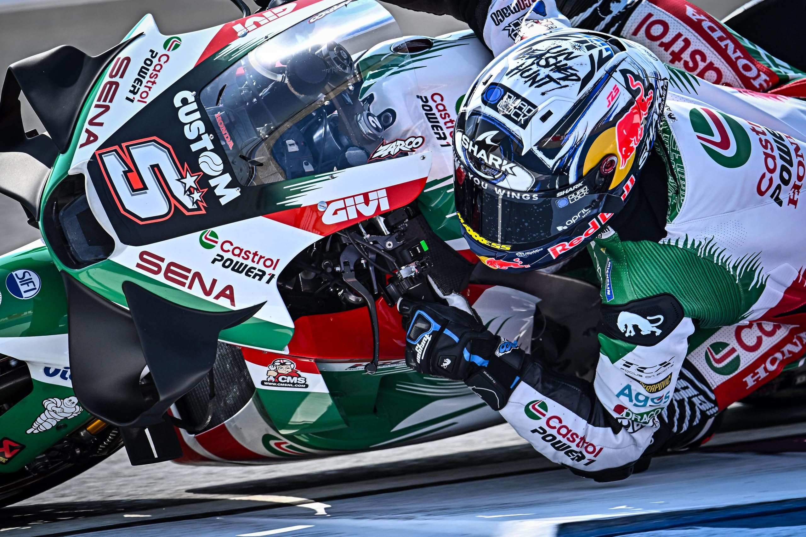 Castrol Power 1 Racing 4T oil in engine compartment for smooth operation.