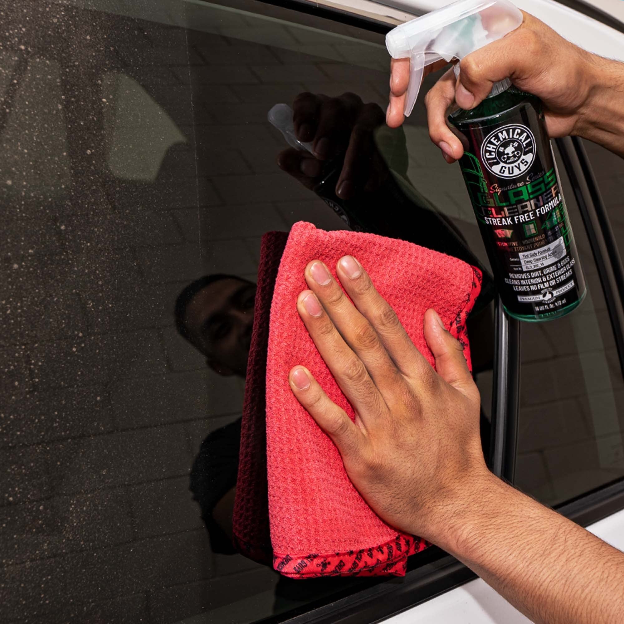 Chemical Guys Signature Series Glass Cleaner spray nozzle enables quick, even coverage.