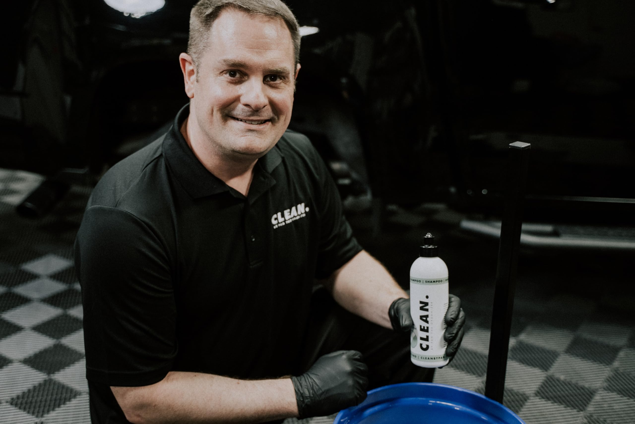 CLEAN. Shampoo foamy lather in action with high lubrication for gentle washing