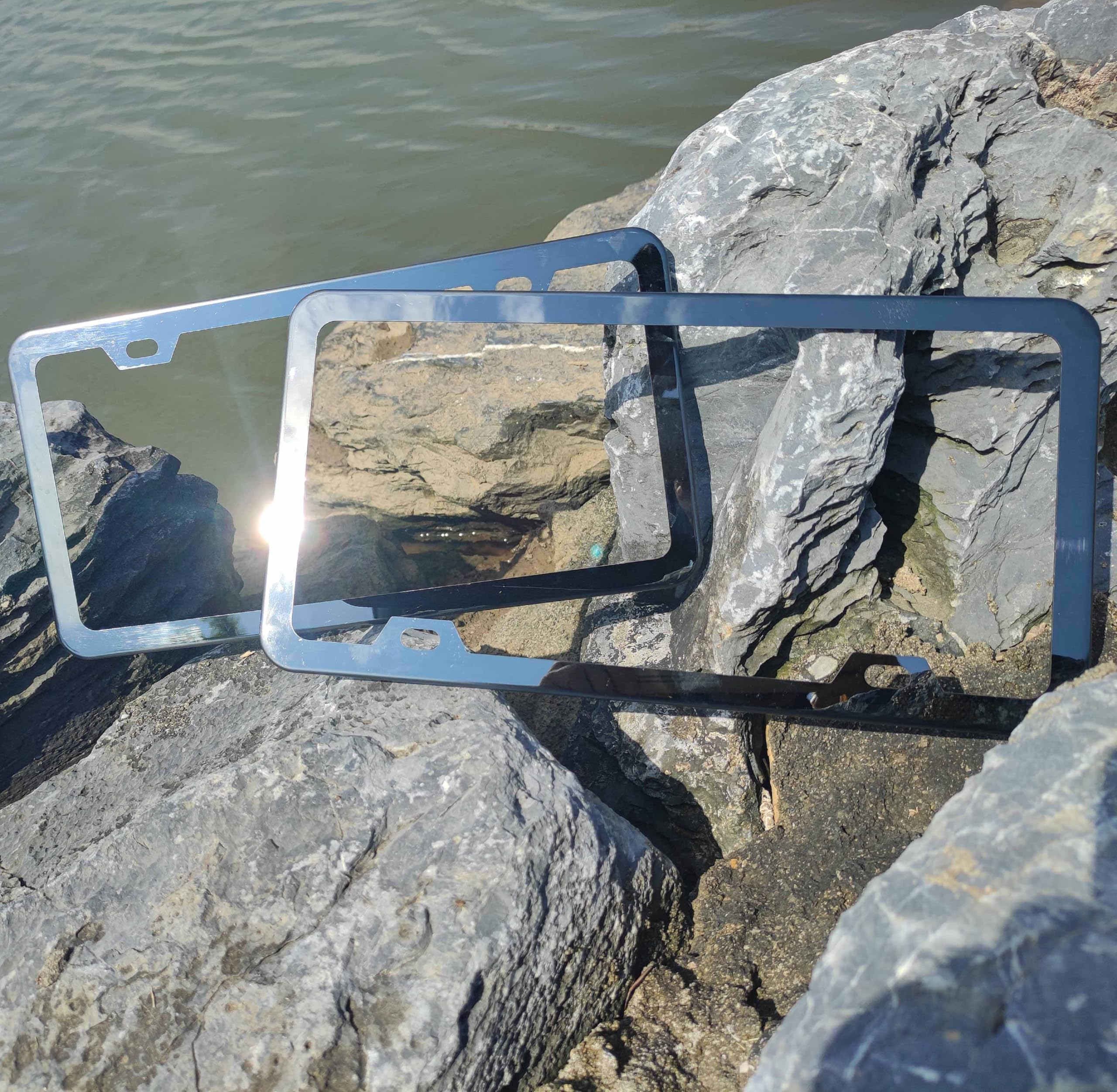 Deselen chrome-black license frame closeup highlights durable electroplated coating