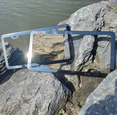 Deselen chrome-black license frame closeup highlights durable electroplated coating