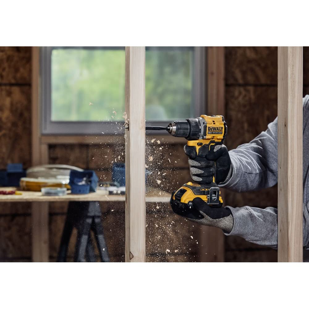 Dewalt DCD794D1 lightweight design enhances balance and control.
