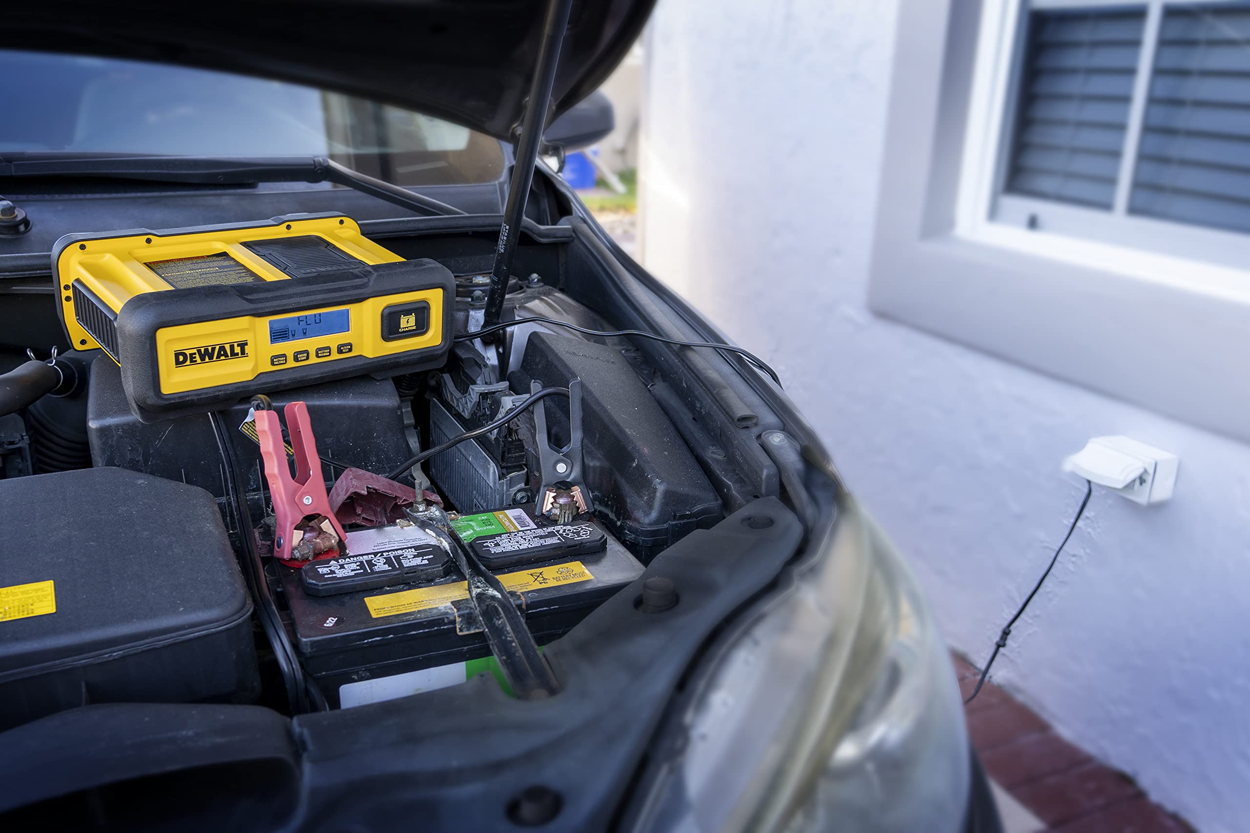 DeWalt DXAEC100 connecting cables provide secure, reliable setup.
