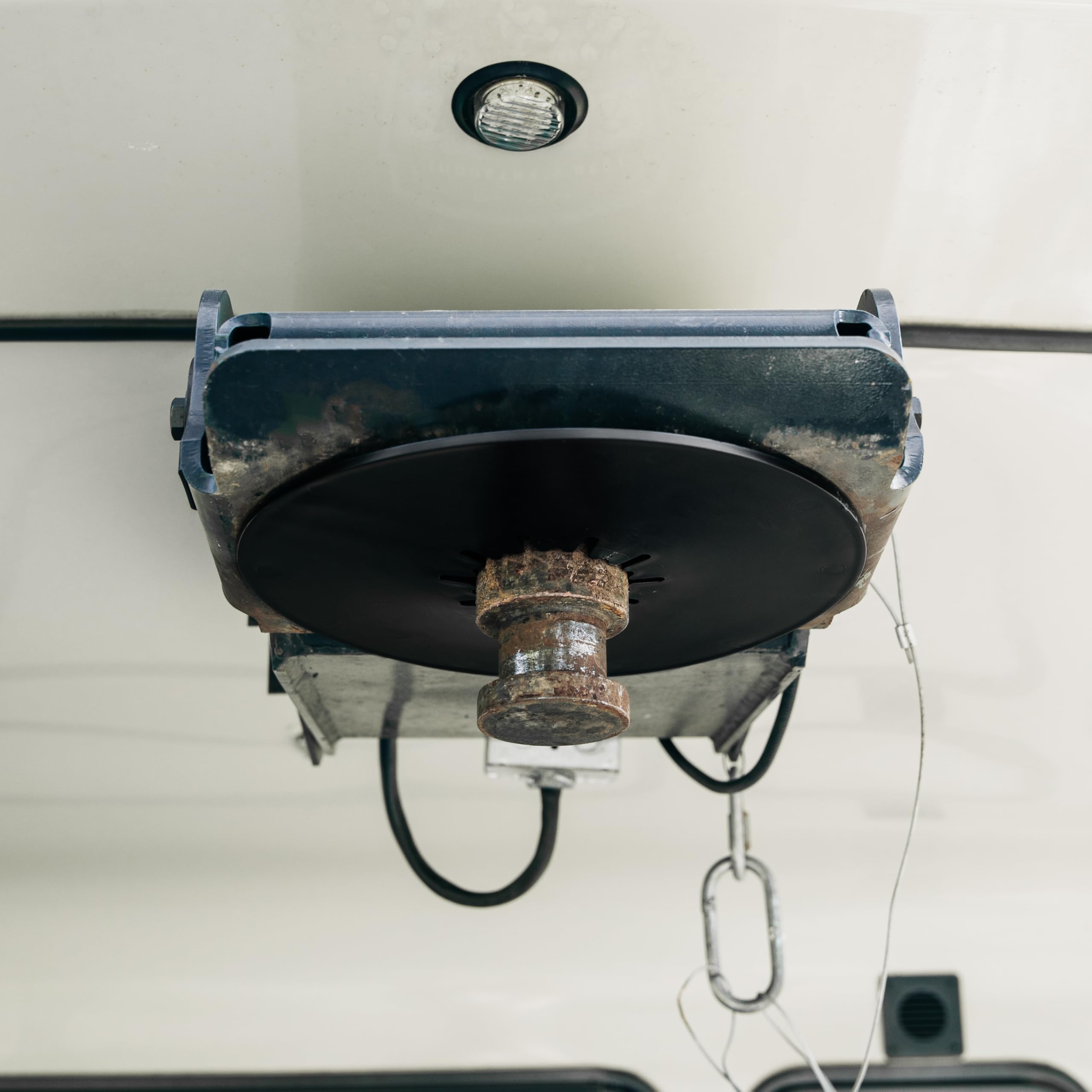 Eaz-Lift lube plate absorbs vibrations for steadier fifth-wheel towing