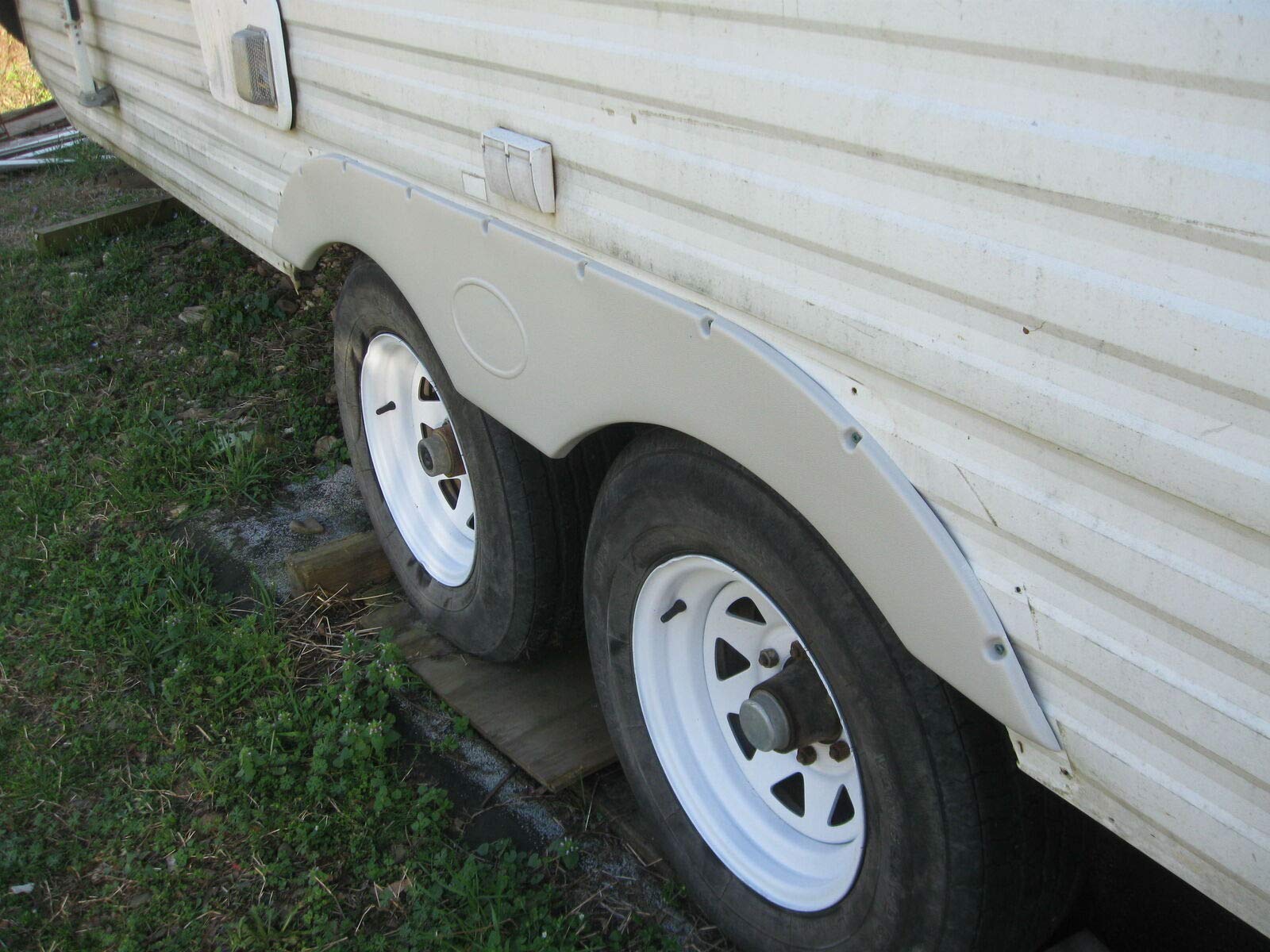 ECOTRIC tandem fender skirts reduce drag and enhance vehicle aesthetics.