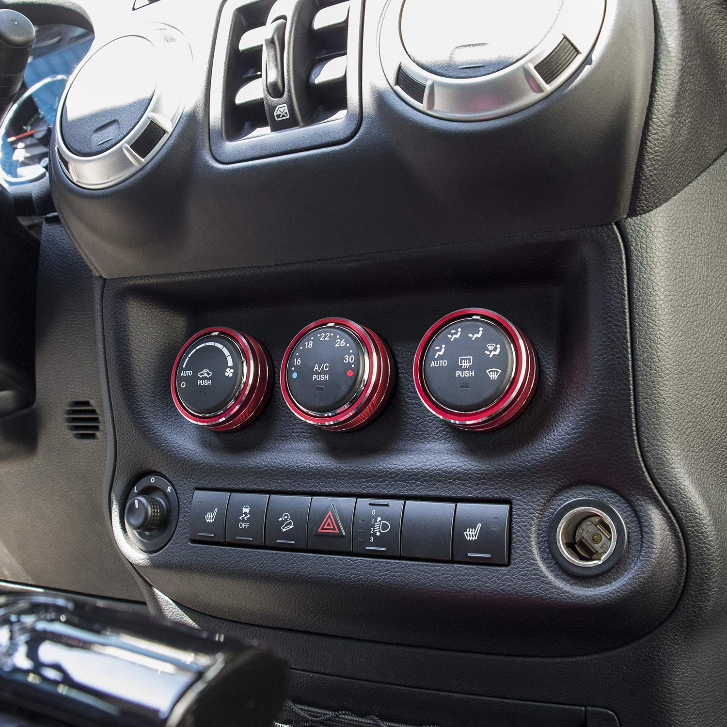 E-cowlboy anti-scratch red trim simplifies cleaning and maintenance.