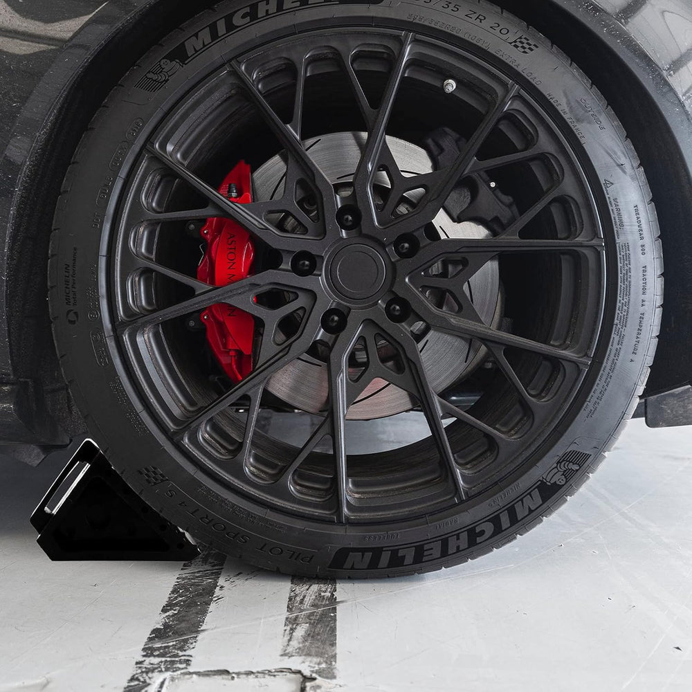 Fasmov chock features oil-resistant traction pad to minimize slippage.