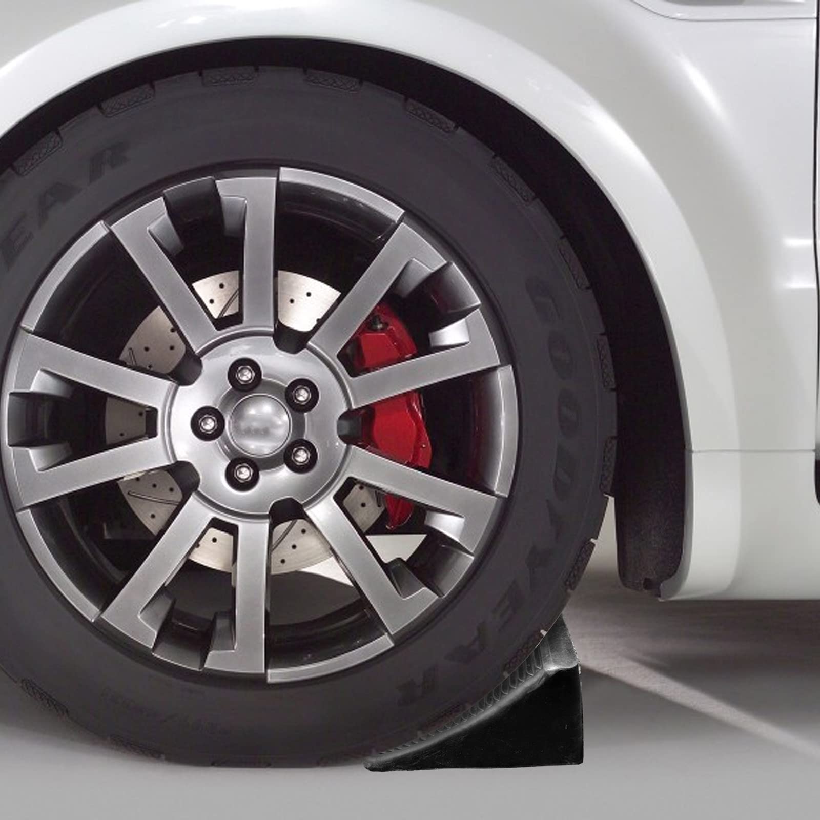 Fasmov triangular-design wheel chock makes positioning quick and stable.