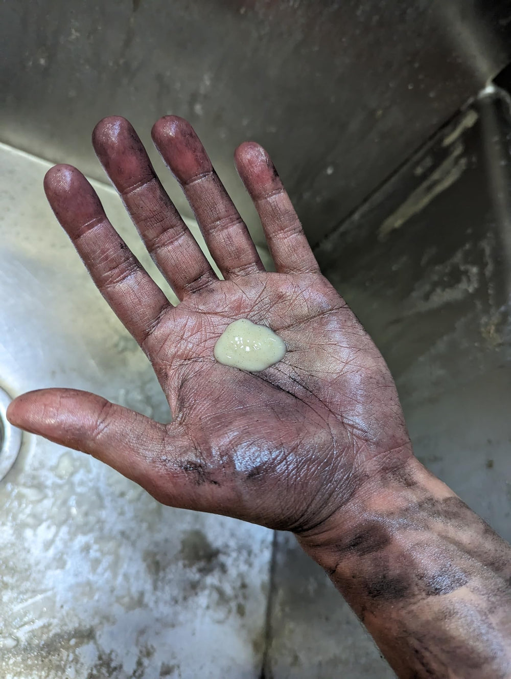 Fast Orange Xtreme removes adhesives and tar from hands with advanced cleaning.