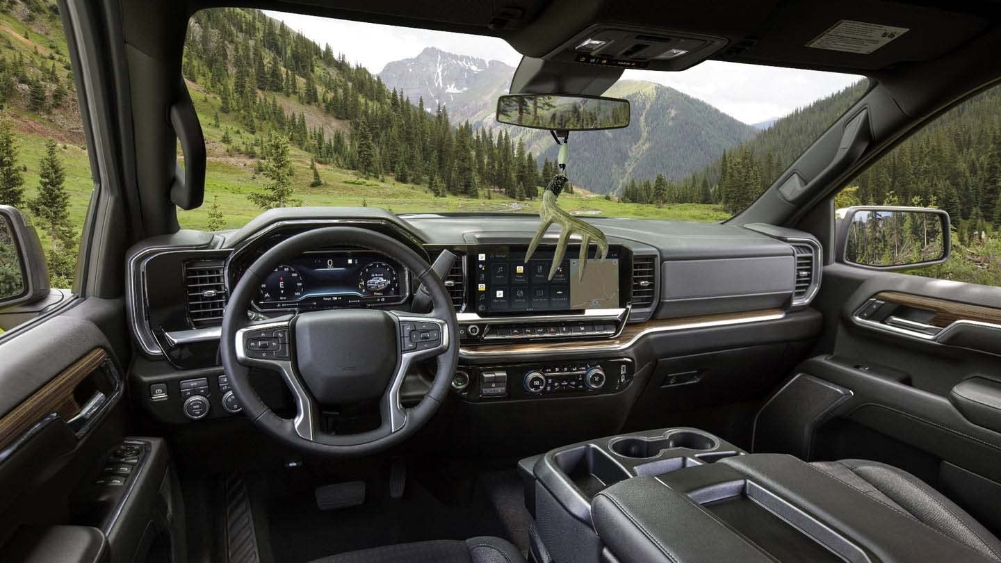 Fisken no-sway design keeps the ornament stable during driving for distraction-free focus.