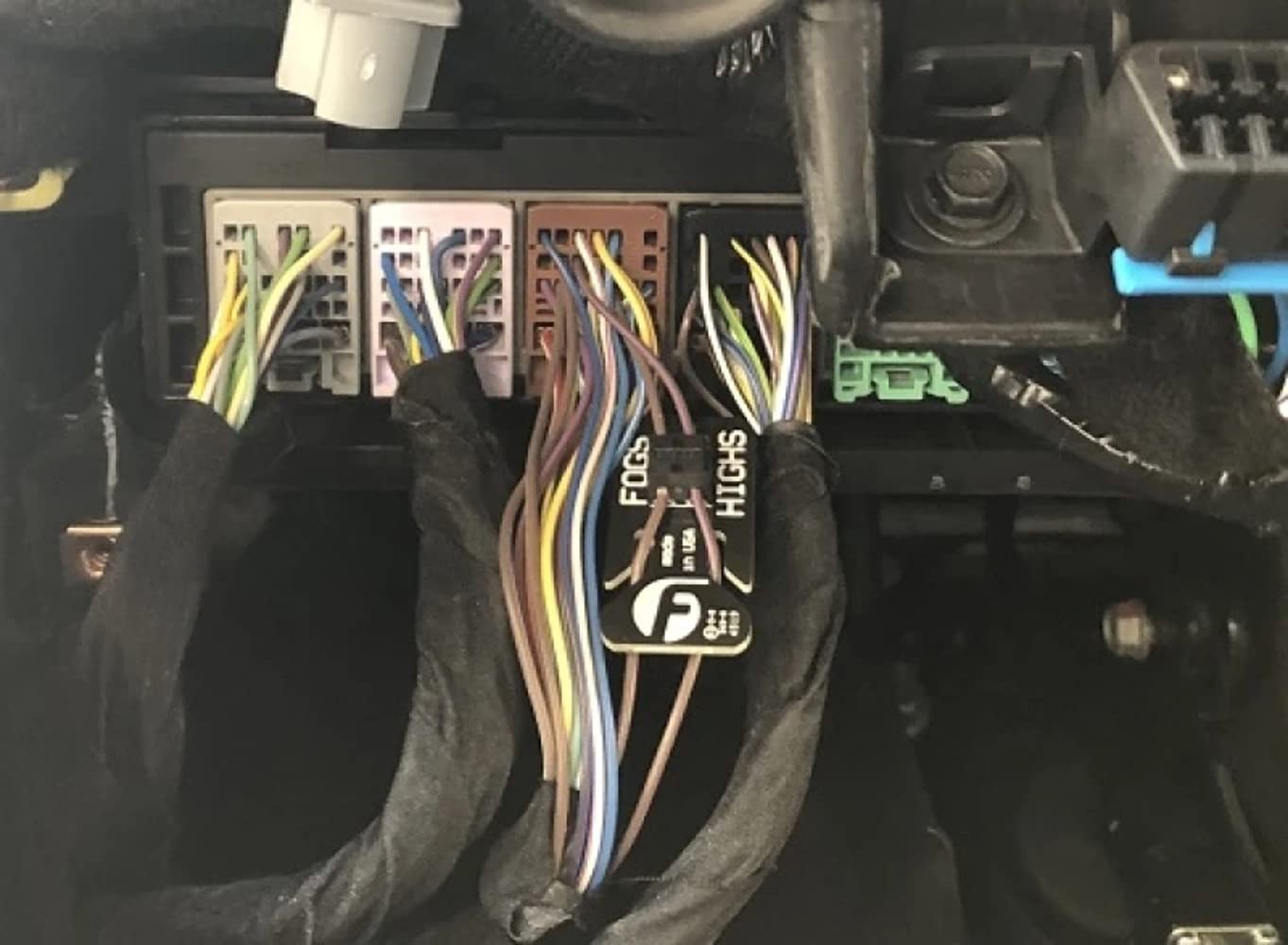Fleece Performance FPE-ALO back connector close-up showing clean wiring compatibility.