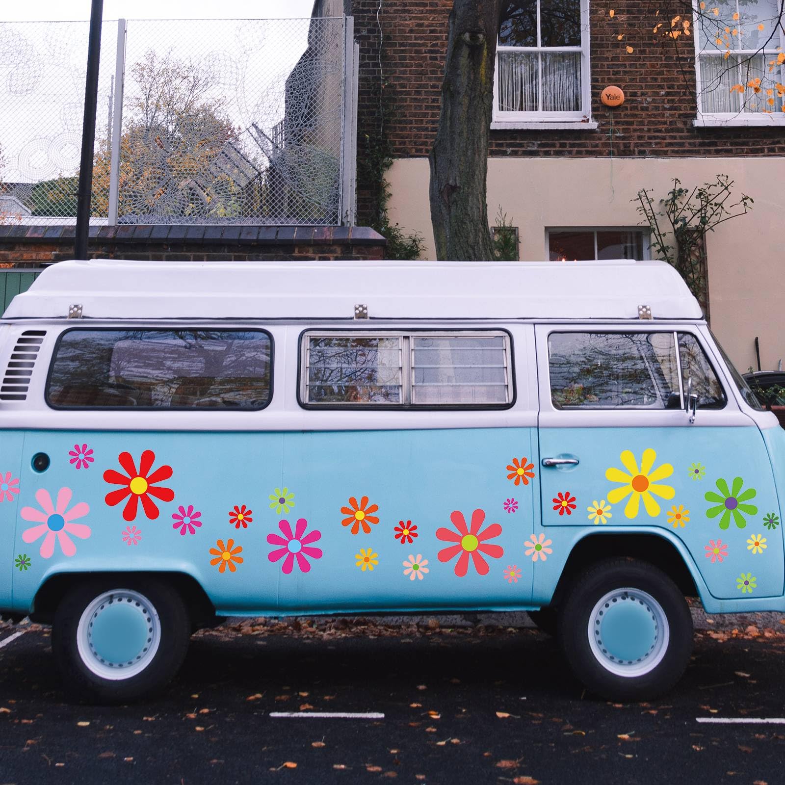 Fuutreo daisy stickers decorate a laptop with cheerful floral detail
