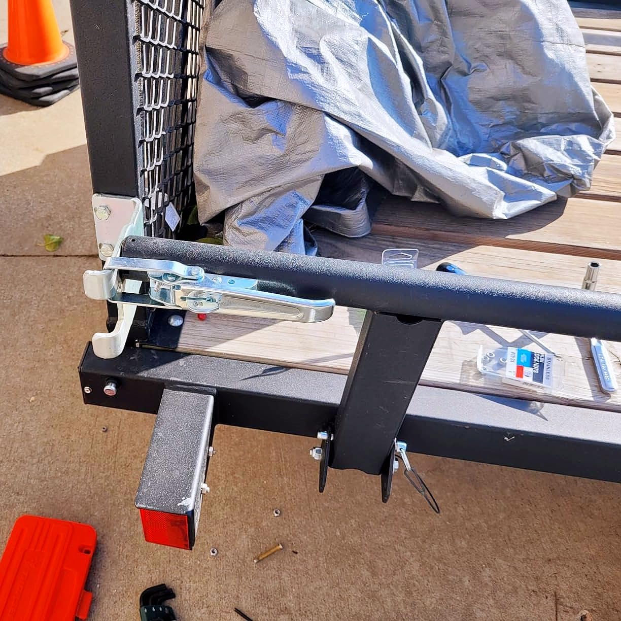 GMKD spring-loaded safety latch provides secure attachment during travel.