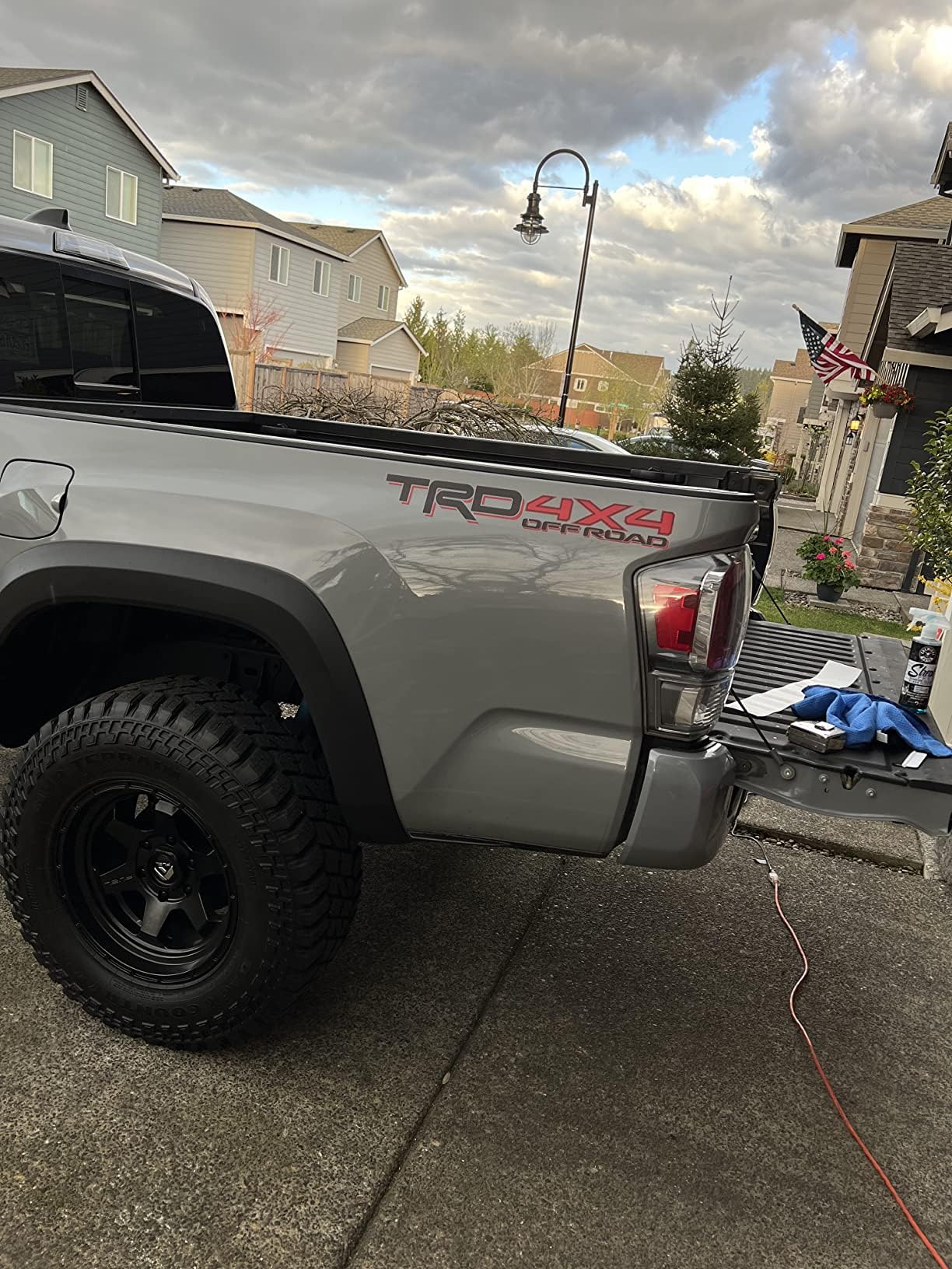 GO-GO.GROUP one-piece die-cut decal reduces lift and edge peeling.