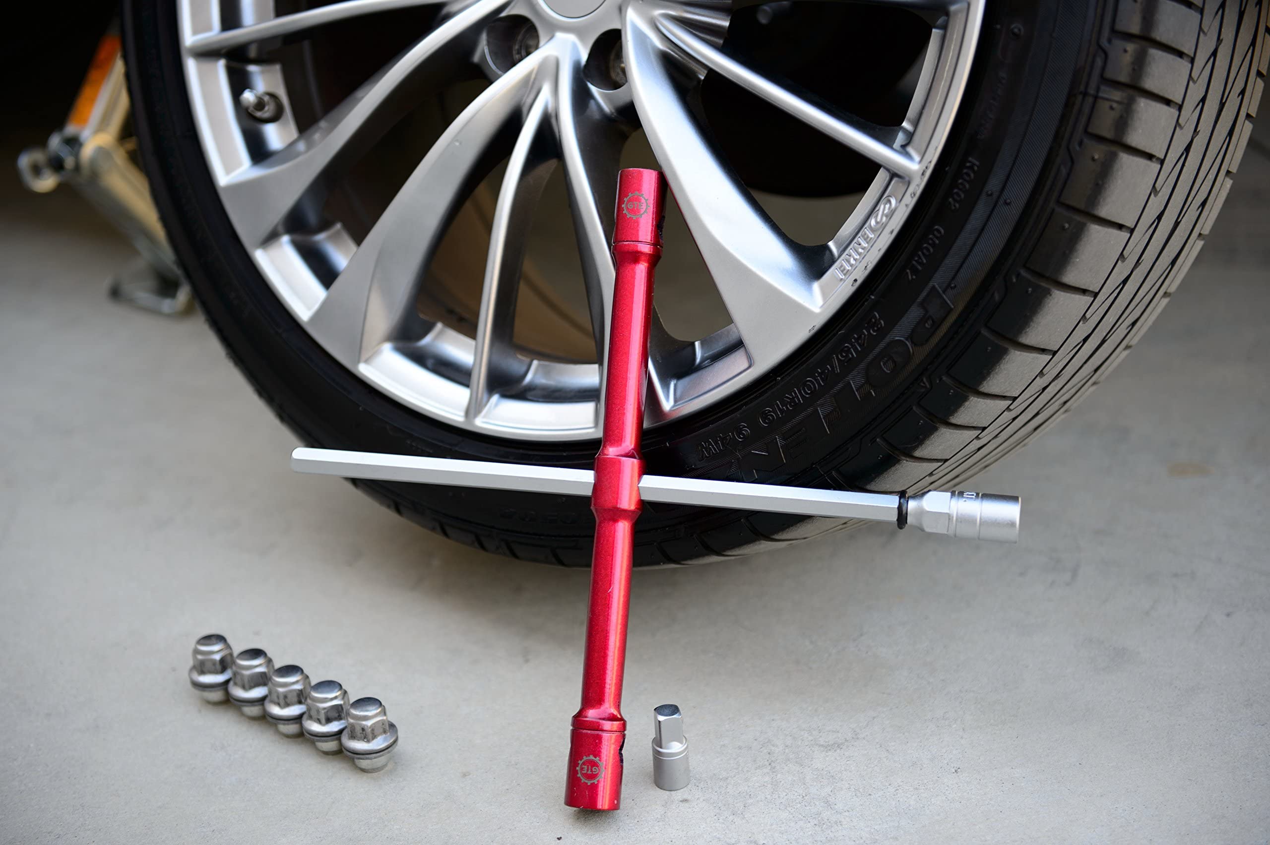 GTE LugStrong 26in in emergency roadside tire maintenance