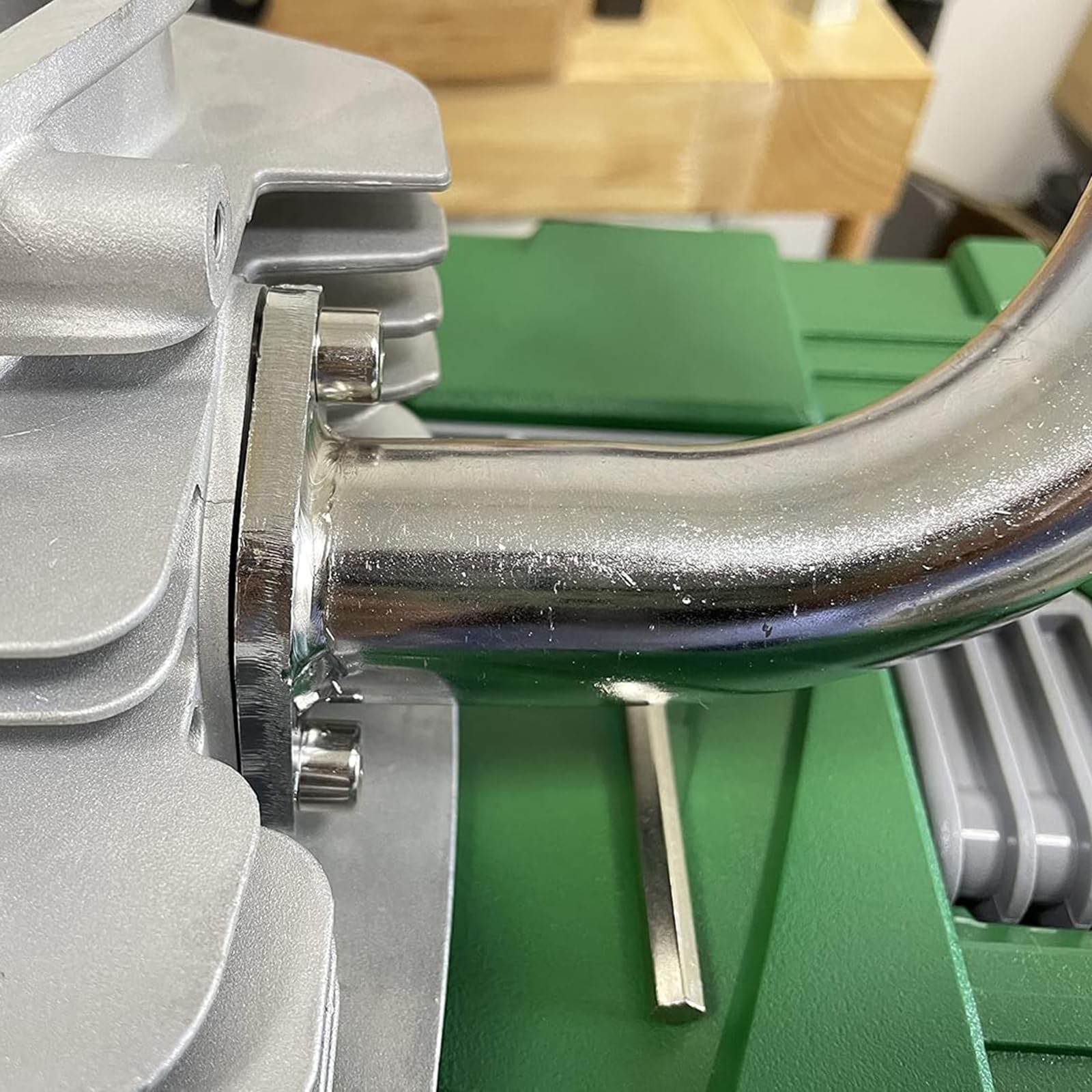 Gucididak welding detail on exhaust header pipe highlighting sturdy construction.