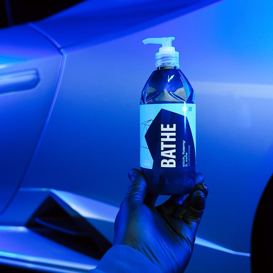 Gyeon Bathe dense suds cling to panels for thorough cleaning