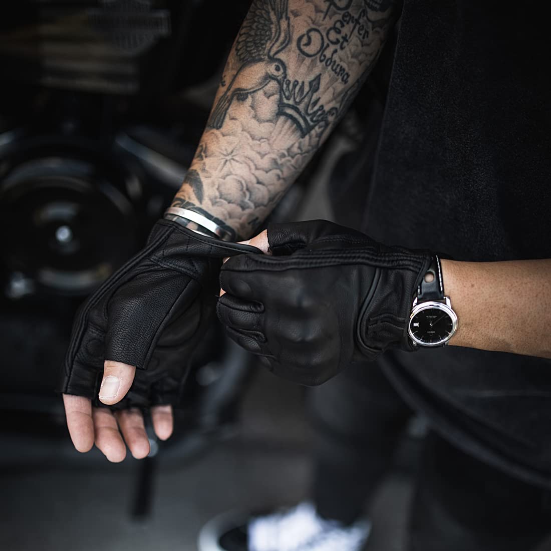 Harssidanzar driving gloves with fingerless design for driving comfort and control.