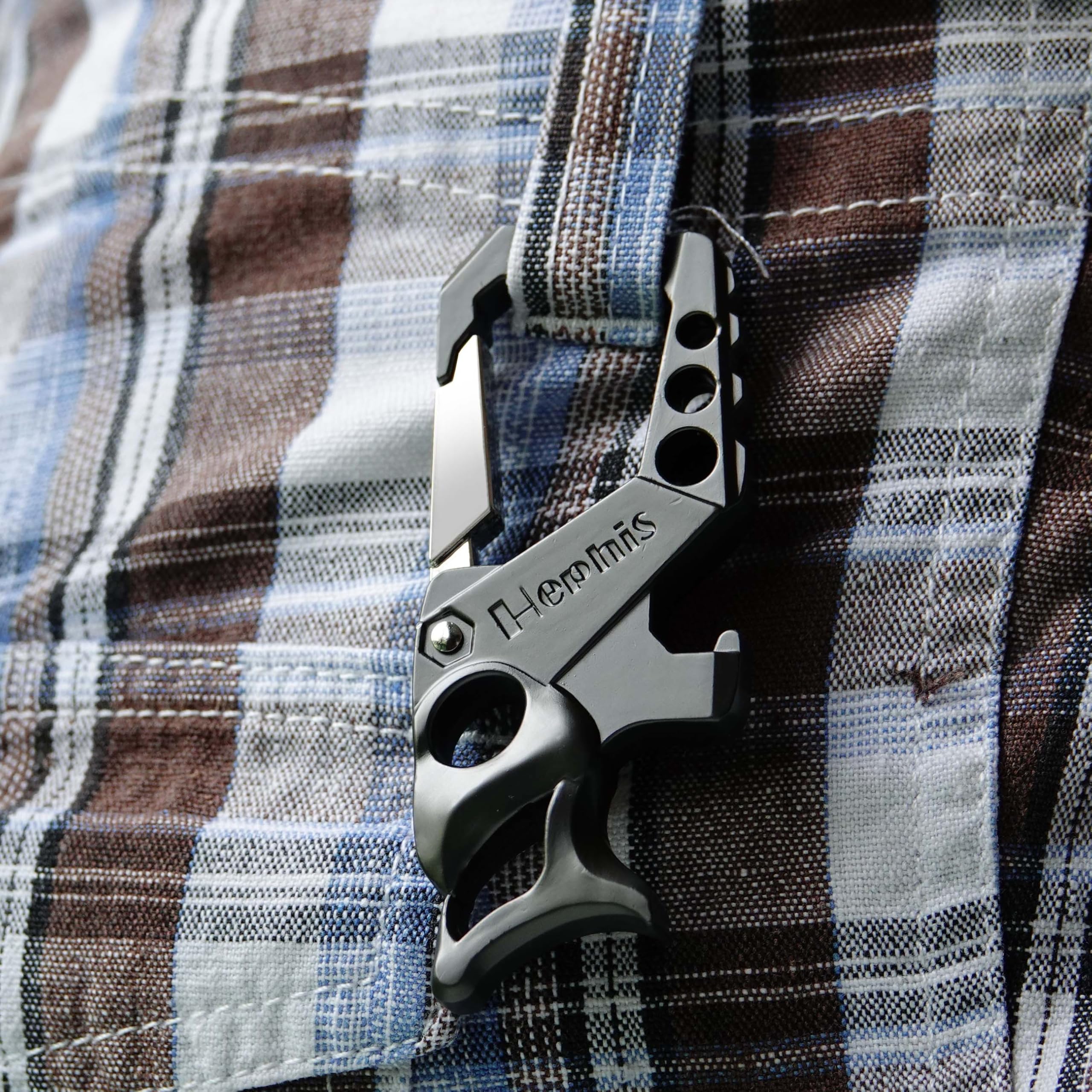 Hephis carabiner keychain with matte finish provides secure attachment and slip resistance.
