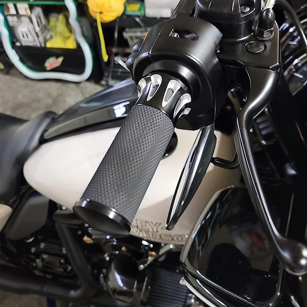 HEYOMOTOR closeup texture reveals non-slip surface for reliable grip in wet conditions