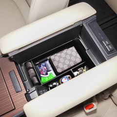 HGWEI tray with rubber mats prevents items from sliding during drives.