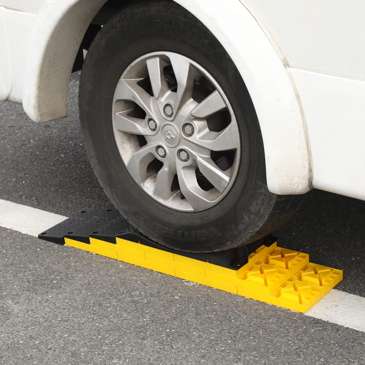 Homeon Wheels ramp design eases driving onto the blocks.