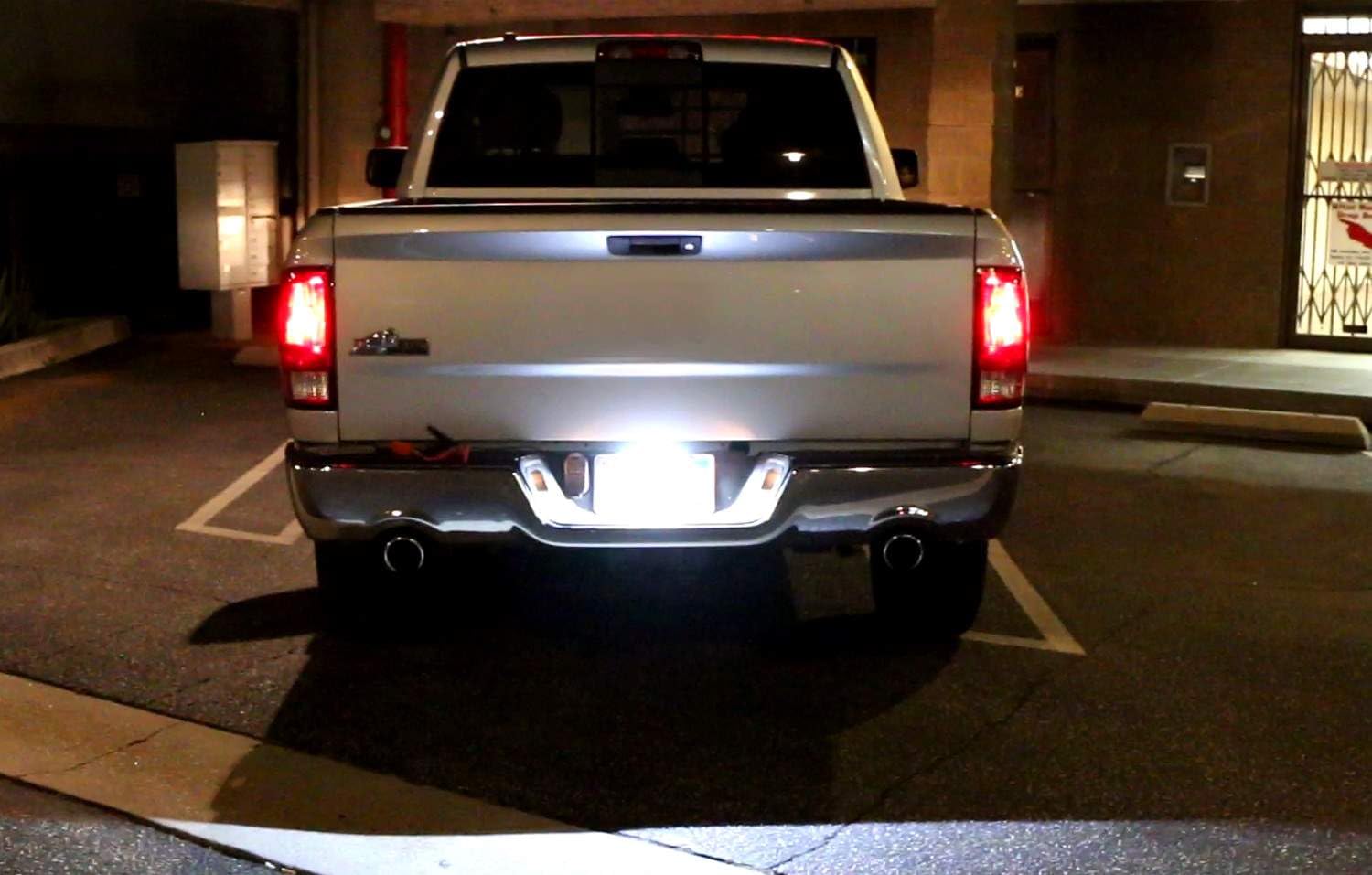 iJDMTOY back-up light improves visibility when reversing