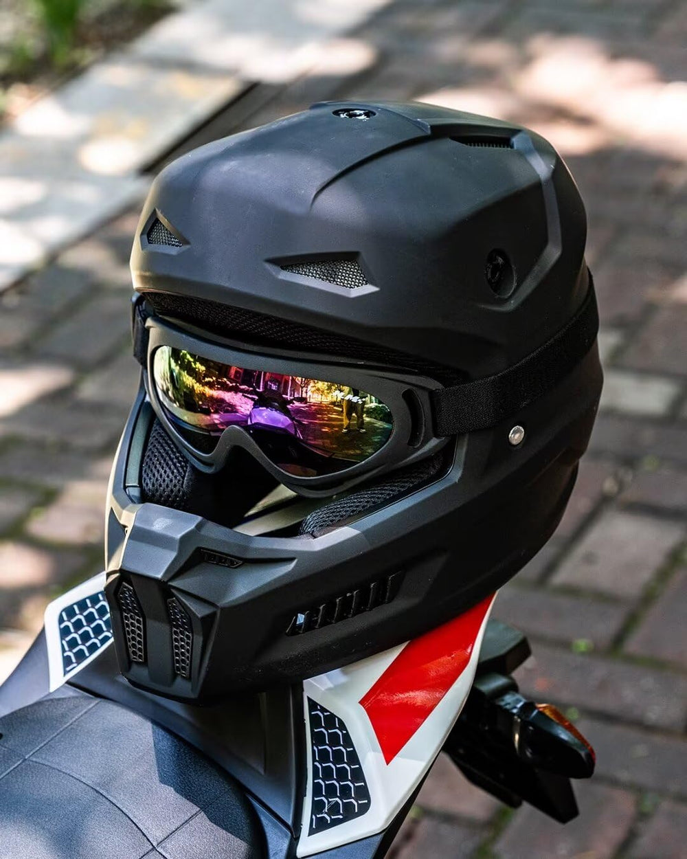 ILM MT601Y padded interior enhances comfort on rough trails