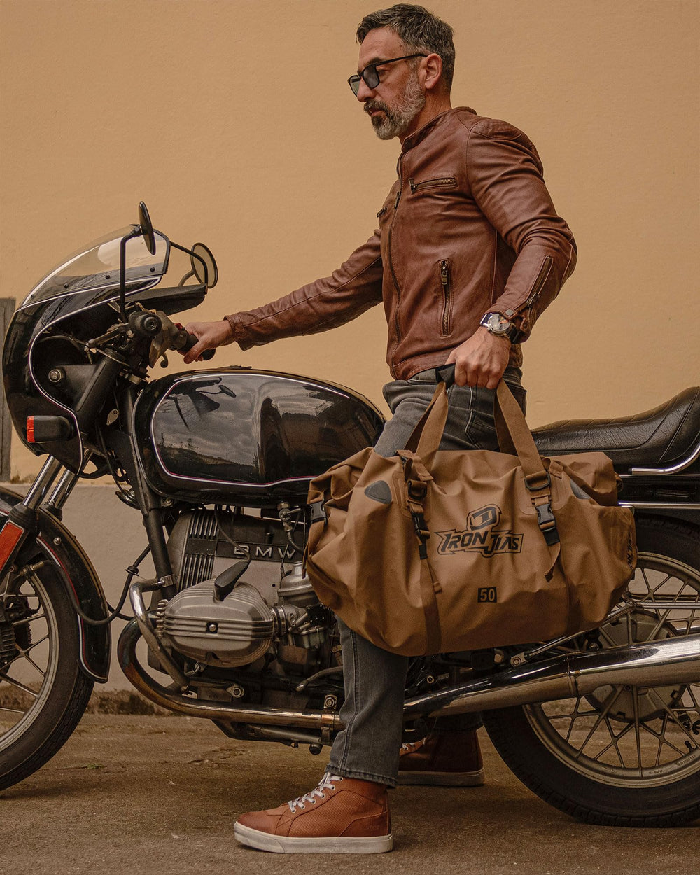 IRON JIA'S internal pocket fits up to 15-inch tablet in 30L