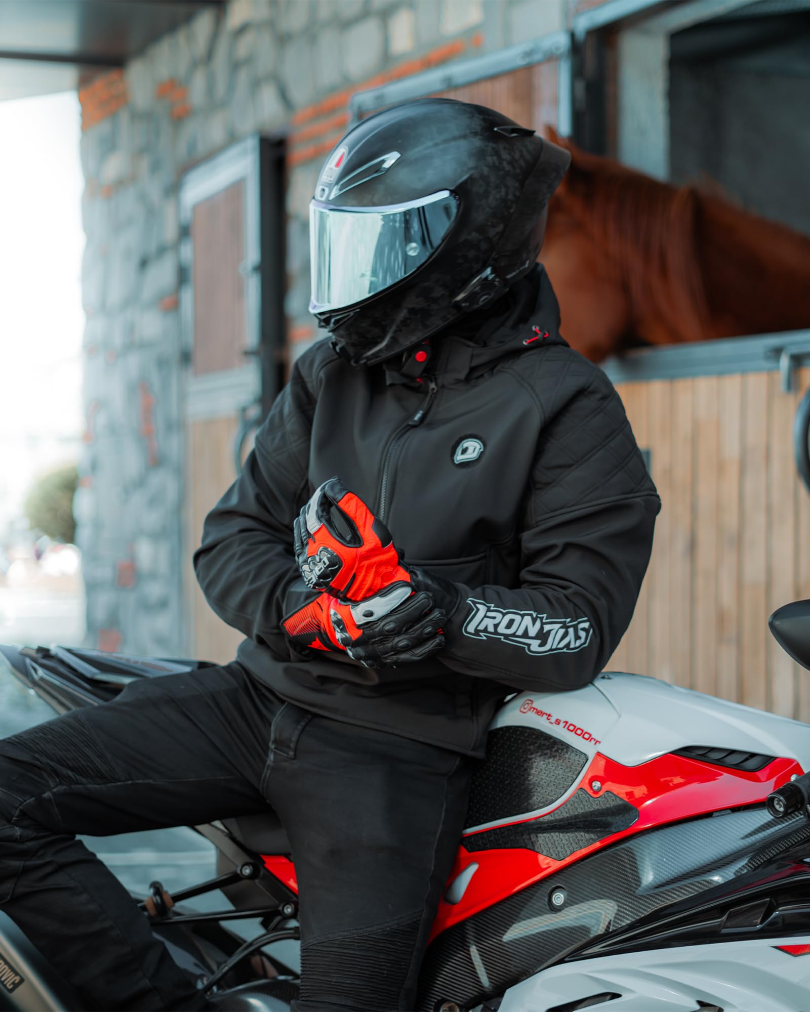 IRON JIA'S 3-in-1 setup demonstrates versatile protection for year-round riding.