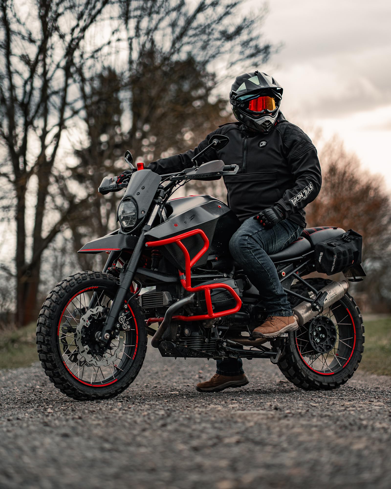 IRON JIA'S detachable hood and liner enable simple cold-weather layering.