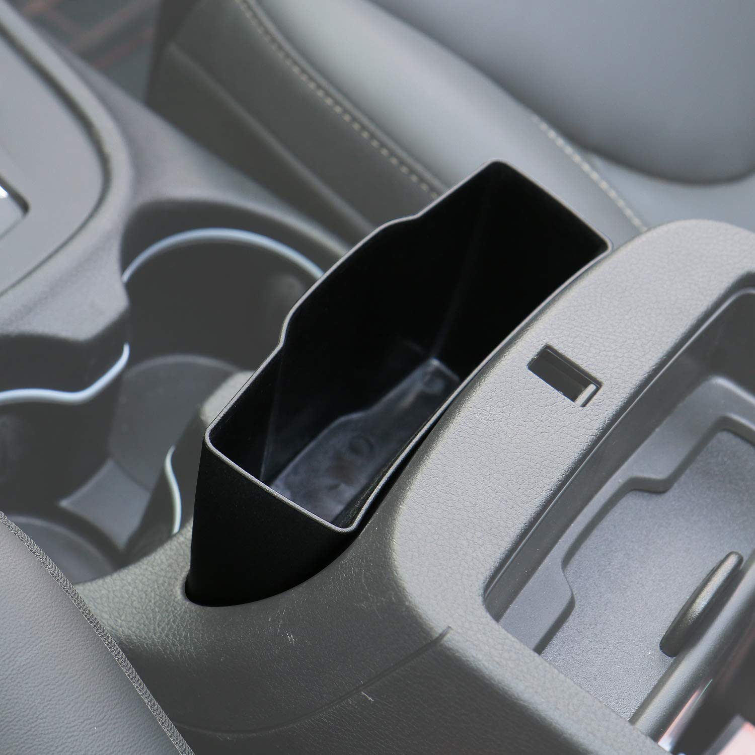 JeCar tray is waterproof and easy to clean, maintaining interior freshness.