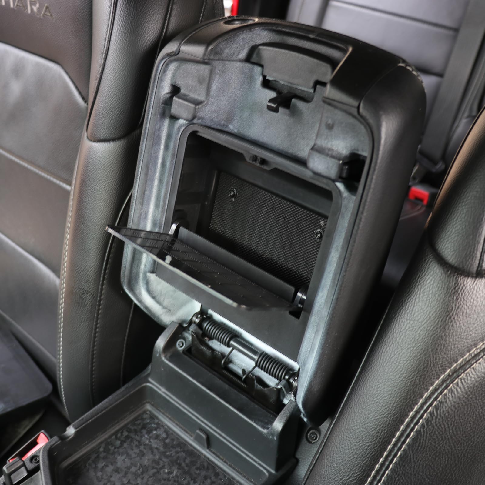 JHD-TOGO console with damping design for smooth opening.