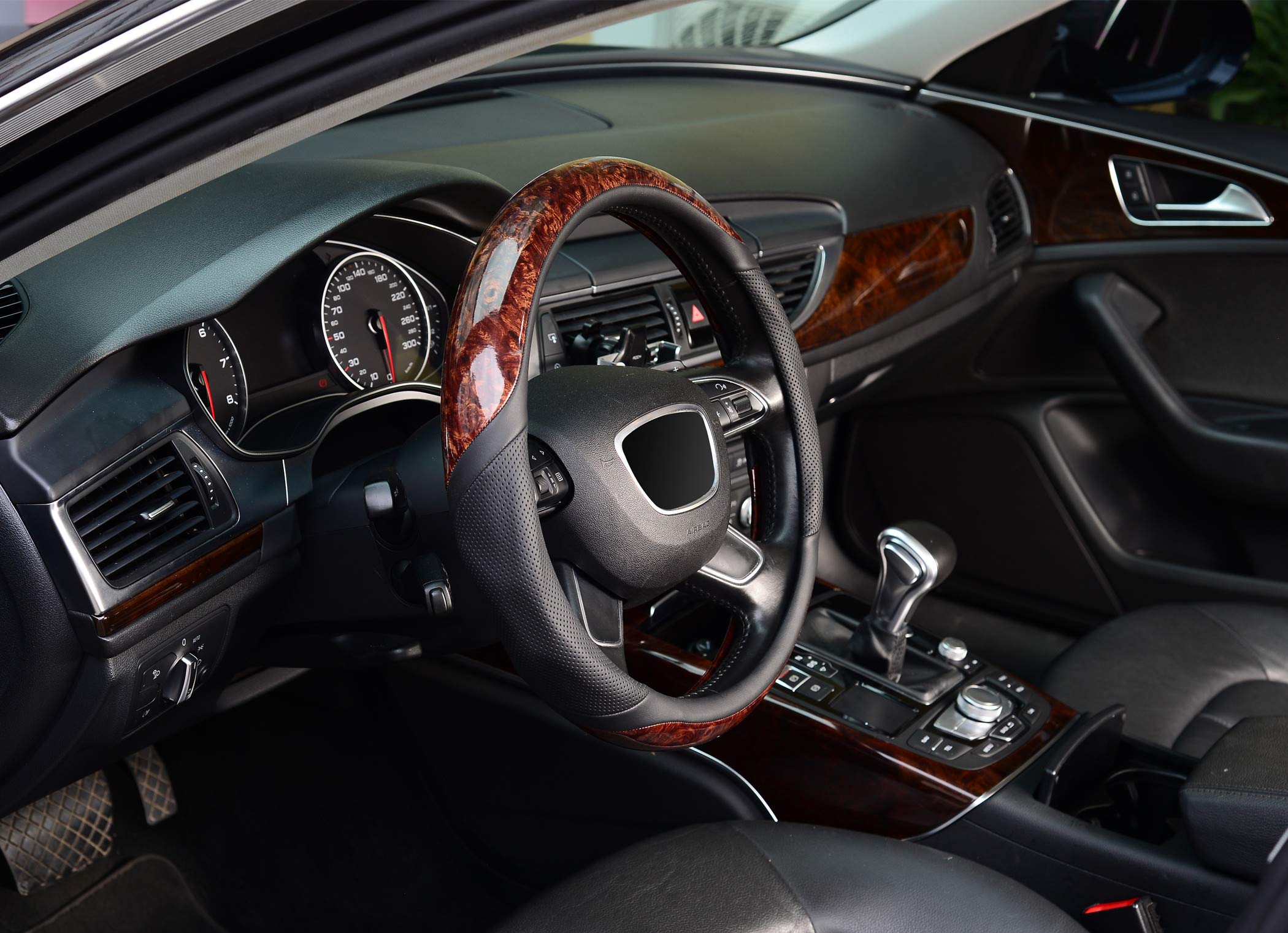 KAFEEK steering wheel cover offers easy installation without tools.