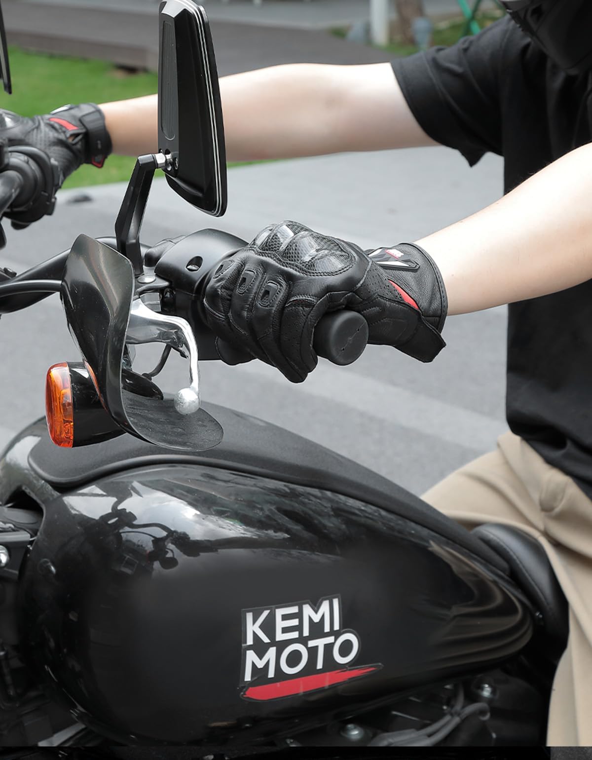 KEMIMOTO ergonomic fit supports comfortable winter riding