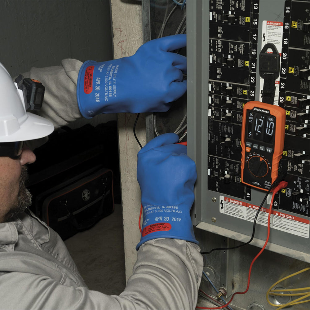 Klein Tools MM450 detects temperature and capacitance for HVAC tasks.