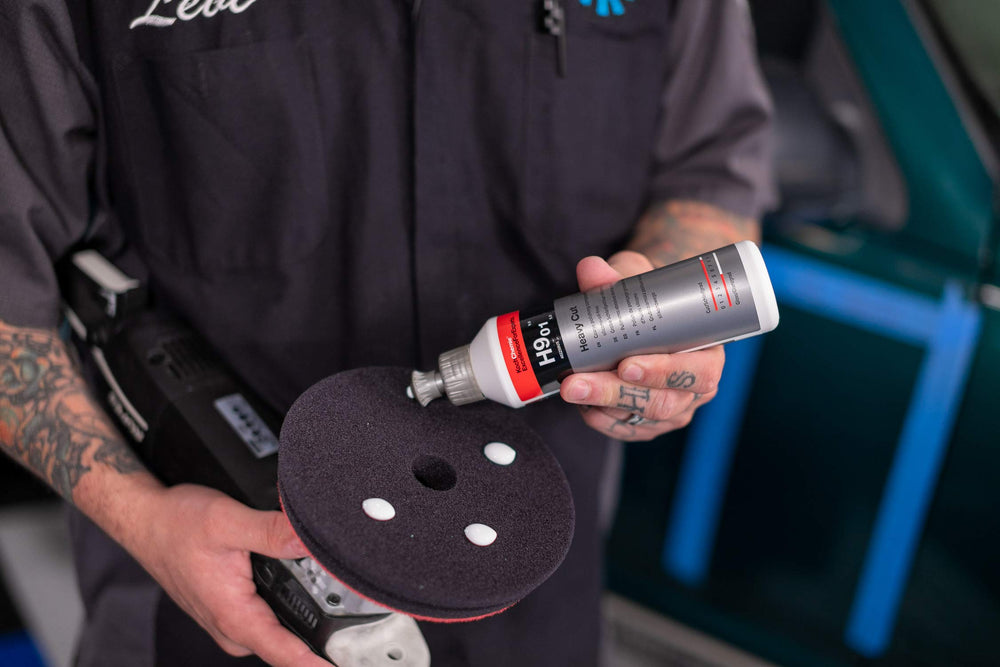 KOCHCHEMIE Heavy Cut Coarse Polishing Compound v2 panel close-up demonstrates scratch correction capability