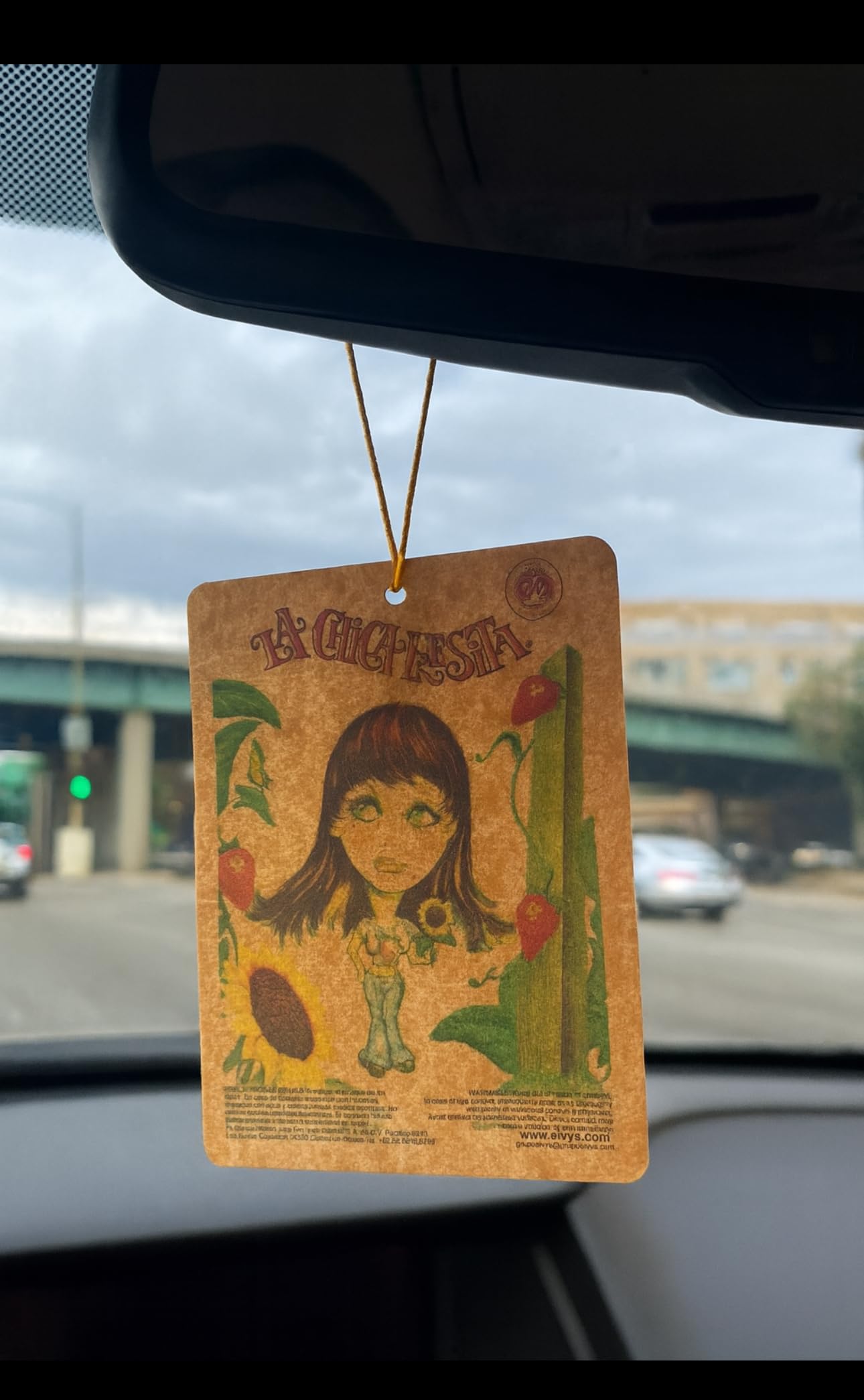 Compact and discreet fragrance solution behind the rearview mirror.