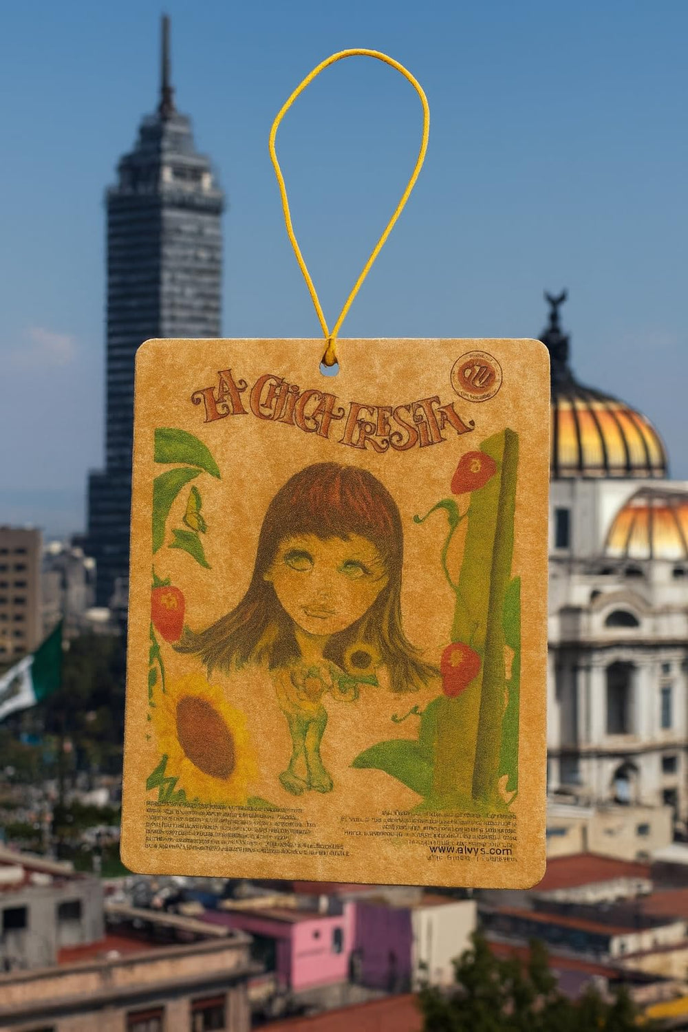 La Chica Fresita strawberry scent helps neutralize odors in your vehicle.