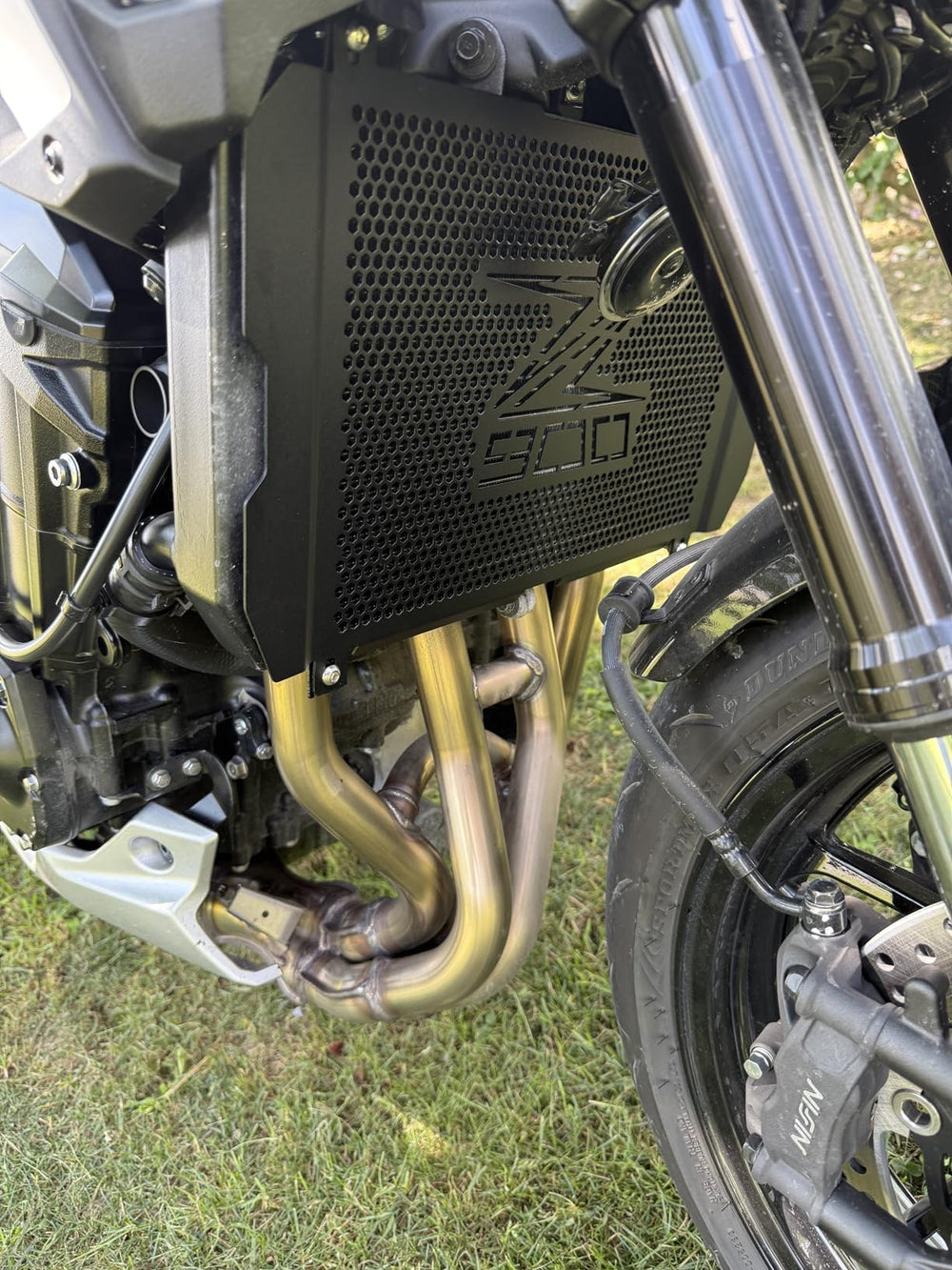 LANQIAN Z900 radiator guard installation shows included bolts for secure fit.