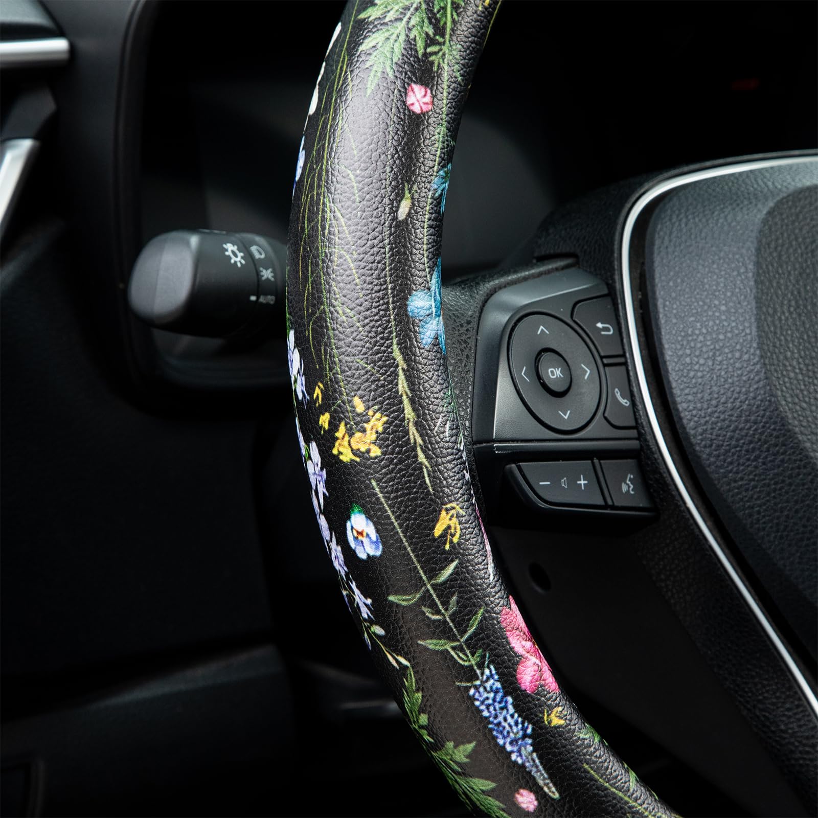 LAWHOWJIE breathable material close-up showing sweat absorption during hot commutes.