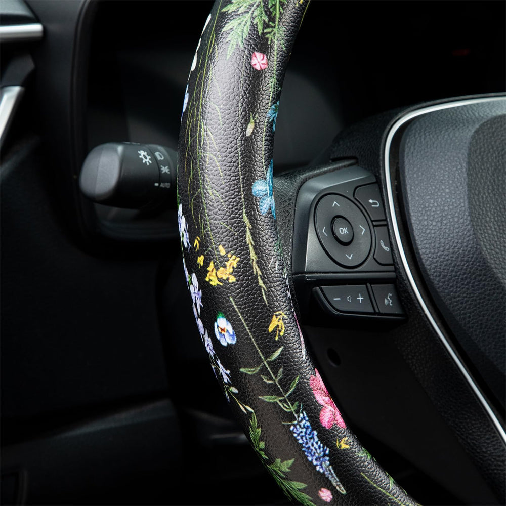 LAWHOWJIE breathable material close-up showing sweat absorption during hot commutes.