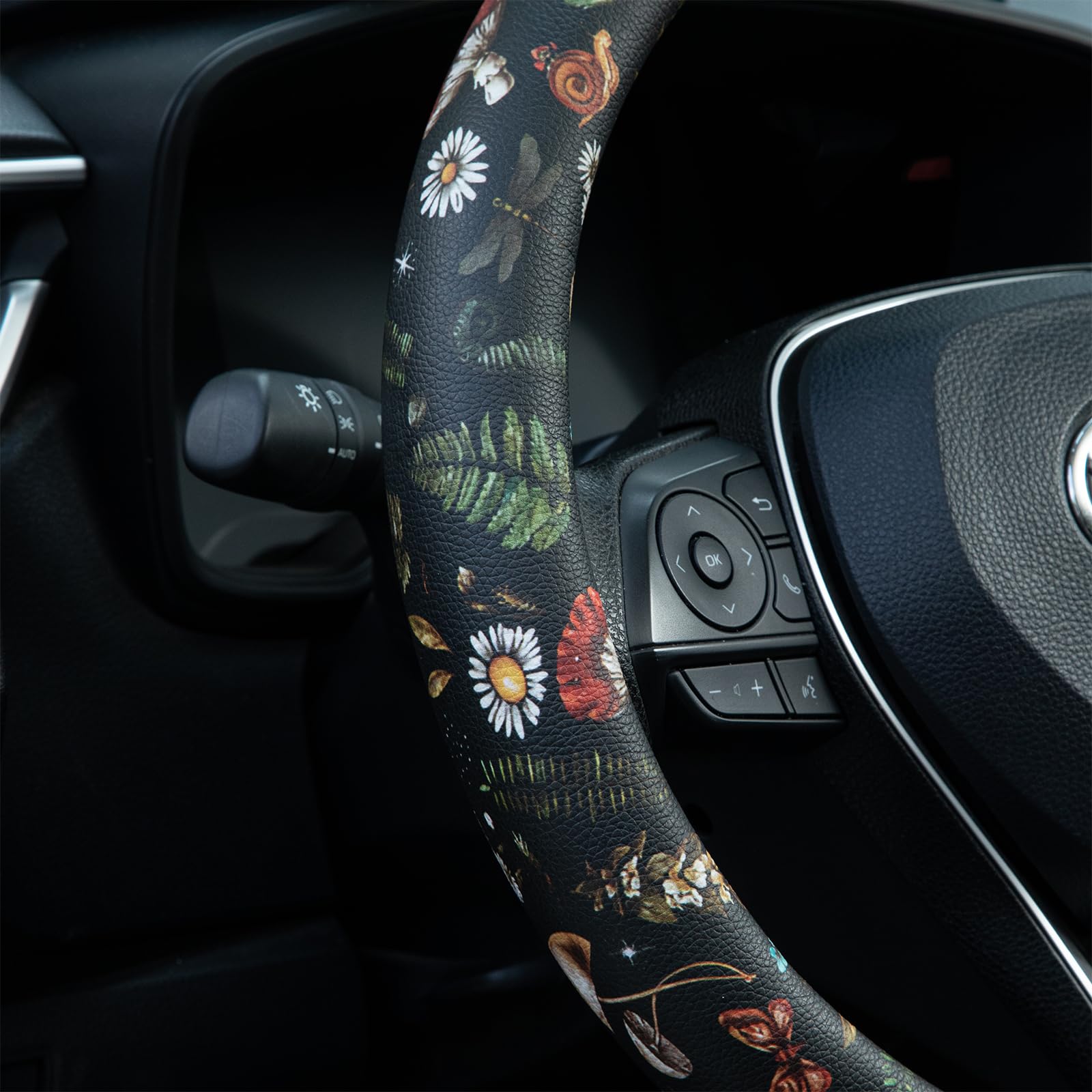 LAWHOWJIE mushroom steering wheel cover protects hands from heat and cold.