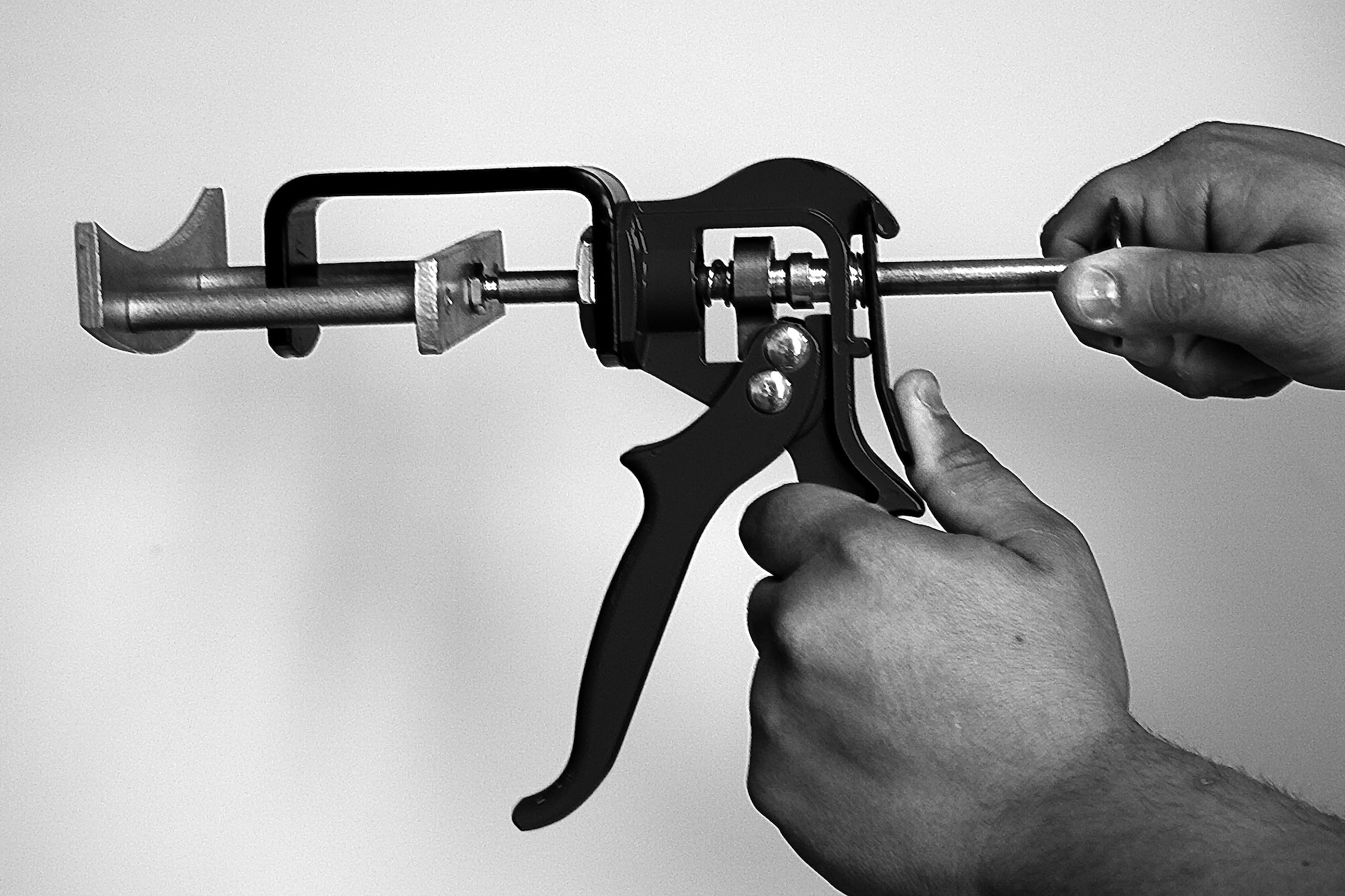 Lisle 25750 handle-squeeze action demonstrates effortless dual piston compression.
