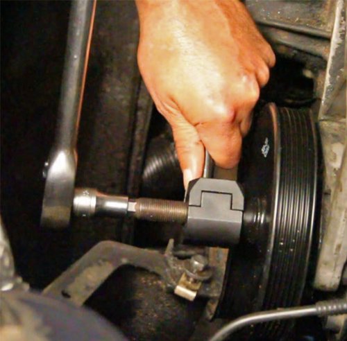 Lisle 39000 No Slip Pulley Puller hub-coverage design prevents slipping during removal