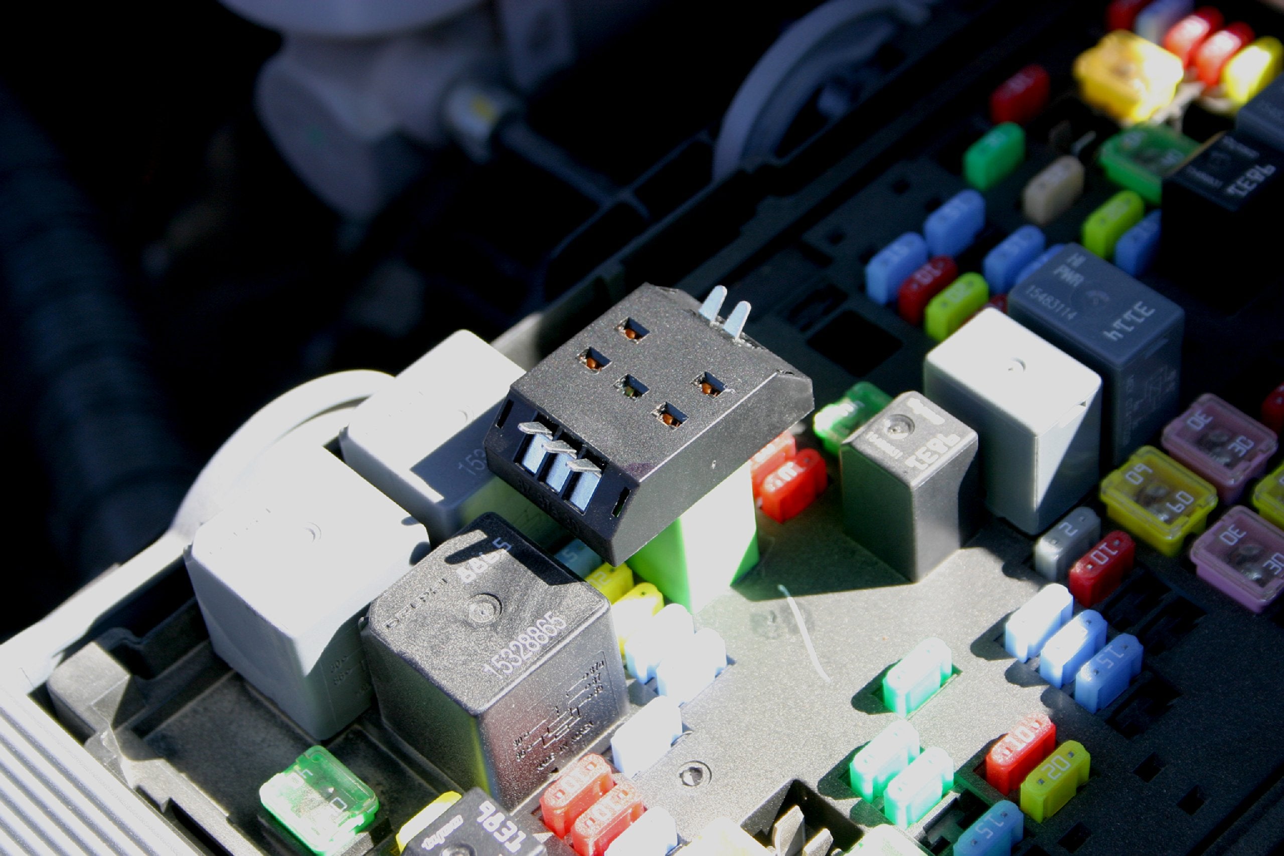 Lisle test leads and clamps with jumpers simplify live circuit testing.