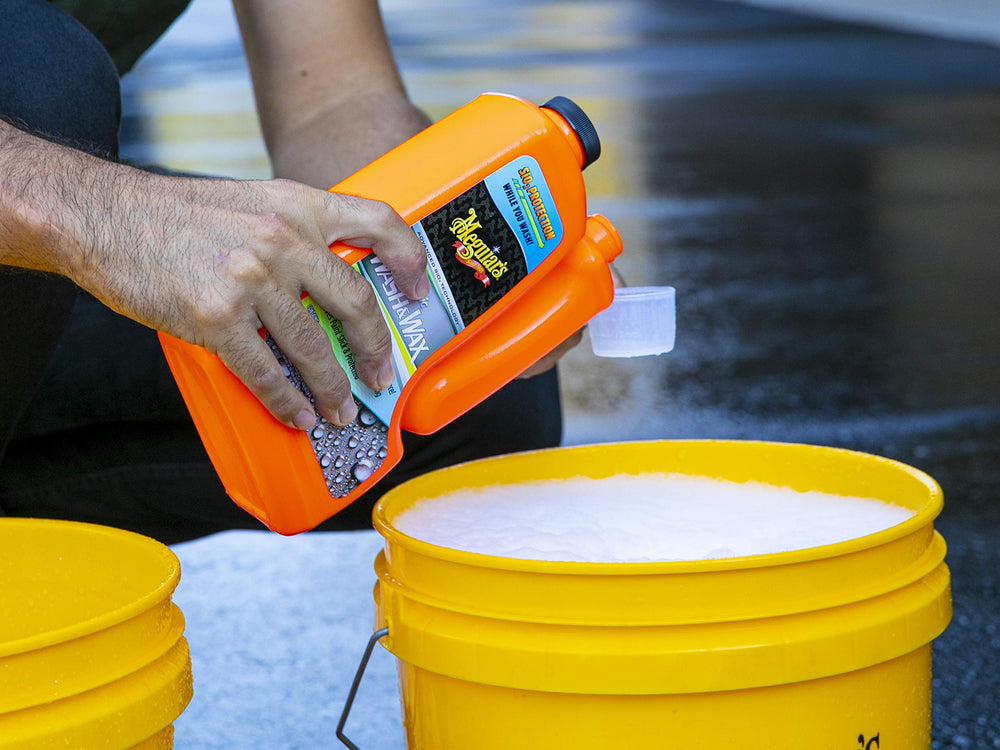 Meguiar's Hybrid Wash Mitt enables gentle washing and booster wax applications