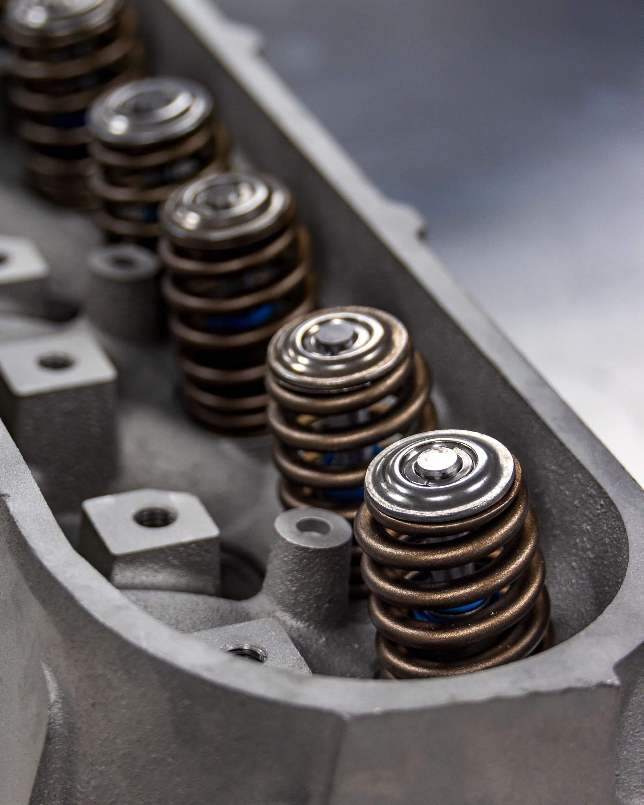Durable construction for high-RPM LS/LT engine use.