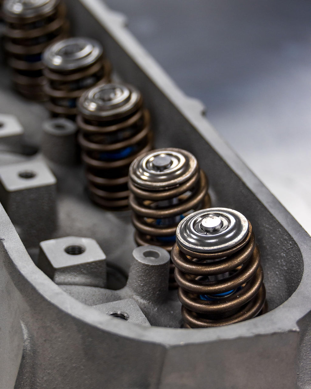 Durable construction for high-RPM LS/LT engine use.